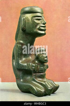 Steinplastik mutter mit kind : Stone sculpture of mother and child , Guerrero , Mexico . Pre Classic probably Olmec and probably found in present Zapote area Stock Photo