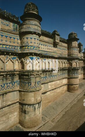 Gwalior Fort : Part of the outer walls of the Gwalior Fort, built by Raja Mansingh Tomar in 15th century. The fort stands on a steep hill of sandstone and towers above the city of Gwalior , Madhya Pradesh , India. Stock Photo