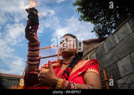 Kathmandu, Nepal. 02nd Sep, 2019. a Nepalese Hindu woman holding a lamp offers prayers at premises of Pashupatinath Temple during a Teej festival in Kathmandu, Nepal on Monday, 2 September 2019. During this festival, Hindu women observe a day-long fast and pray for their husbands and for a happy married life. Those who are unmarried pray for a good husband. (Photo by Prabin Ranabhat/Pacific Press) Credit: Pacific Press Agency/Alamy Live News Stock Photo