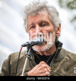 London, 2nd Sep 2019. Roger Waters, frontman of Pink Floyd speaks, then performs his hit ‘Wish You Were Here’ outside the UK Home Office, during a rally in honor of WikiLeaks co-founder Julian Assange. Credit: Imageplotter/Alamy Live News Stock Photo
