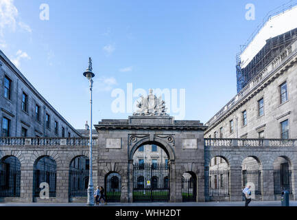 Part of the Four Courts building on Inns Quay, this gate is topped by a sculpture of the  crowned harp of the Kingdom of Ireland Stock Photo