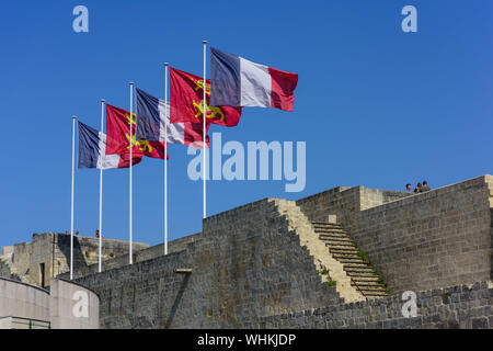 Die Flaggen von Frankreich und der Normandie am Schloss von Caen - Flags of France an Normandie at the Castle of Caen Stock Photo