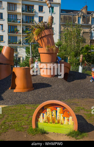 Nantes, Jardin des Plantes, Spielplatz Dépodépo von Claude Ponti - Nantes, Jardin des Plantes, Childrens Playground Dépodépo by Claude Ponti Stock Photo