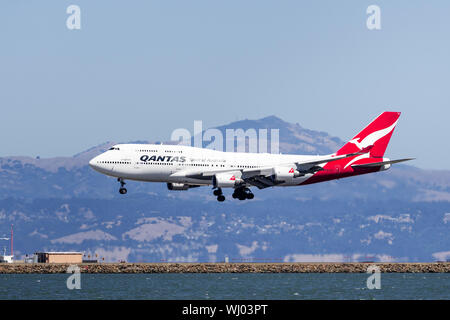 September 1, 2019 Burlingame / CA / USA - Qantas aircraft preparing for landing at San Francisco International Airport (SFO); Mount Diablo visible in Stock Photo