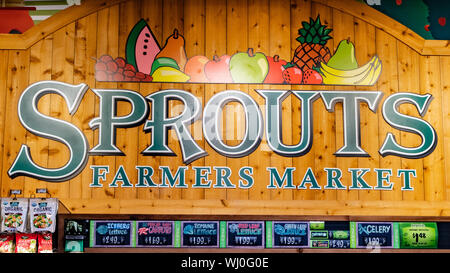 July 31, 2019 Sunnyvale / CA / USA - Sprouts Farmer's Market supermarket sign displayed above the entrance to one of their store located in South San Stock Photo