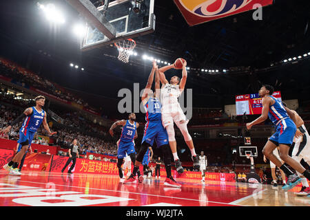 Shenzhen, China. 03rd Sep, 2019. Basketball: WM, Germany - Dominican Republic, preliminary round, group G, 2nd matchday at Shenzhen Bay Sports Center. Germany's Paul Zipser (centre right) plays against Eulis Baez of the Dominican Republic. Credit: Swen Pförtner/dpa/Alamy Live News Stock Photo