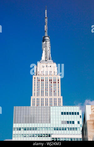 people-at-the-top-of-the-empire-state-building-in-new-york-usa-stock