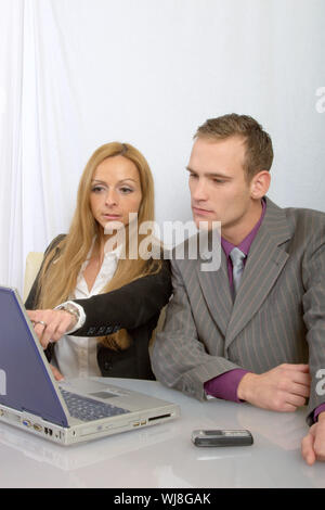 Mann und Frau bei der Arbeit am PC Stock Photo