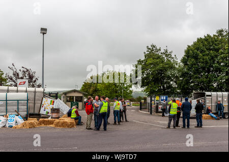 Bandon, West Cork, Ireland. 3rd Sept, 2019. Farmers were today continuing to blockade ABP Foods, Bandon in a countrywide dispute over beef prices. A new group has been set up called 'Independent Farmers of Ireland', which has unveiled a 13 point manifesto after its first national meeting last night. The farmers protesting in Bandon say they will continue to blockade the plant. Credit: AG News/Alamy Live News. Stock Photo