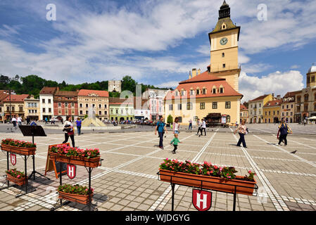 Piata Sfatului (Council Square) with the former Council House, built in 1420, and the old town. Brasov, Romania Stock Photo