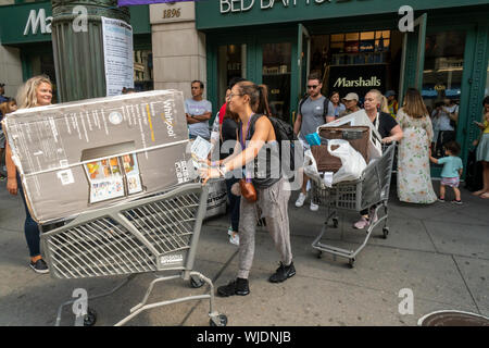 Hundreds of NYU students, some with their families, descend on Bed Bath and Beyond in the Ladies Mile shopping district in New York on Sunday, August 25, 2019 to shop to furnish their dorm rooms at the university. Besides getting a discount the students where shepherded back and forth from their dorms via buses rented for the occasion by Bed Bath and Beyond and were assisted with their purchases by Bed Bath and Beyond employees.  (© Richard B. Levine) Stock Photo