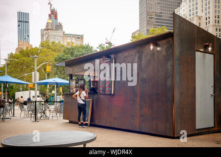 The Flat Iron Plate kiosk in Flatiron Plaza in New York on opening