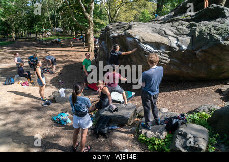 Bouldering enthusiasts on Rat Rock in Central Park in New York on Saturday, August 31, 2019. (© Richard B. Levine) Stock Photo