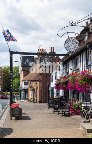 The Queens Head public house, a Grade ll listed 16th century Wealden house in Pinner High Street conservation area, Pinner, Middlesex, England, UK Stock Photo