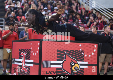 Louisville, KY, USA. 02nd Sep, 2019. during the NCAA Football game action between the Notre Dame ...