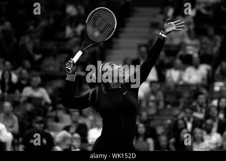 Flushing Meadows, New York, United States - 3 September 2019. Serena Williams sets up an overhead against Wang Qiang of China during their quarter final match at the US Open in Flushing Meadows, New York.   Williams won the match to record her 100th US Open match victory. Credit: Adam Stoltman/Alamy Live News Stock Photo
