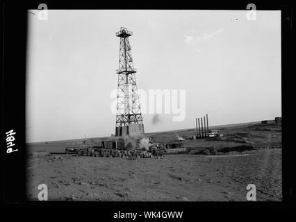 Iraq. Oil wells and camp of the Iraq Petroleum Company. (5 miles S. of Kirkuk). Kirkuk District. An oil driller. Showing full height of drill tower Stock Photo