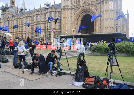 Westminster London, UK. 4th September 2019. UK and International media crews at  at College Green Westminster to cover the Brexit crisis and Parliament suspension Credit: amer ghazzal/Alamy Live News Stock Photo
