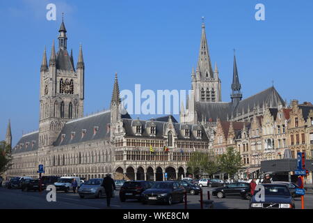 Ypres / Ieper Cloth Hall (Lakenhalle) and market square, Flanders Stock Photo