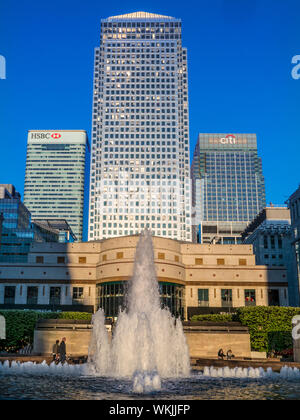 CANARY WHARF Cabot Square Canada One HSBC and CiTi Banks Tower office blocks with fountains Canary Wharf London financial district London E14 Stock Photo