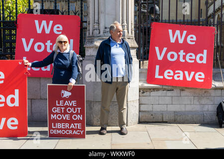 London, UK. 4th September 2019. Pro Brexit, Vote Leave protesters seen outside the Houses of Parliament in Westminster. Today Members of Parliament (MP's) will vote on whether to block a no deal Brexit and hold a general election. Credit: London Pix/Alamy Live News Stock Photo
