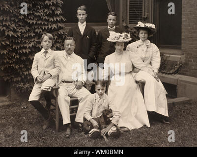 U.S. President Theodore Roosevelt and Wife Edith Surrounded by their Children, Full-length Portrait, Photograph by Pach Bros., 1907 Stock Photo