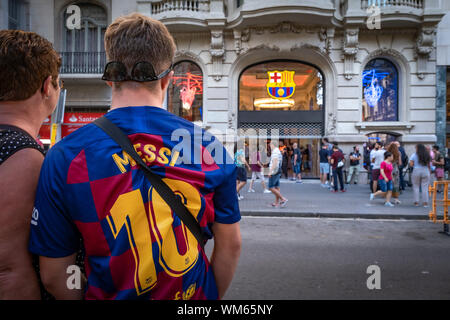 Barcelona, Spain. 04th Sep, 2019. A tourist wearing the Messi shirt in front of the club shop.The FC Barcelona football club opens a new store in the heart of the Ramblas of Barcelona. Located at number 124, it has 1,900m2 and is the fifth store managed 100% by the FC Barcelona. Interior design has been done by designer and design theorist Juli Capella. Credit: SOPA Images Limited/Alamy Live News Stock Photo