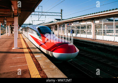 Red e6 series shinkansen hi-res stock photography and images 