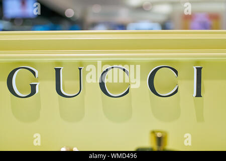 Intakt slutpunkt Viewer Gucci duty free shop in London Heathrow Airport Terminal 2 Stock Photo -  Alamy