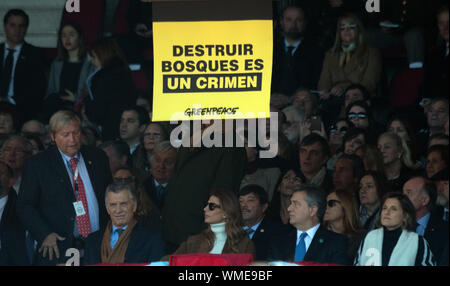 Buenos Aires, Deutschland. 03rd Aug, 2019. Mauricio Macri (3.left to right), President of Argentina, is sitting next to his wife Juliana Awada during the Argentinian Agricultural Agricultural Exhibition 'Exposici-n Rural 2019' in Buenos Aires, while a poster of Greenpeace with the inscription 'Forests destroyed is a crime' unfolds above him, | usage worldwide Credit: dpa/Alamy Live News Stock Photo