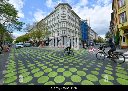 Gruene Punkte, Verkehrsberuhigung, Bergmannstrasse, Kreuzberg, Berlin, Deutschland Stock Photo