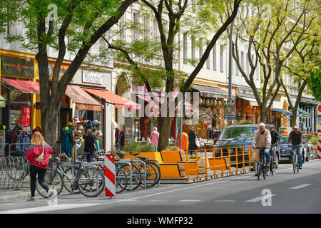 Parklets, Begegnungszone, Bergmannstrasse, Kreuzberg, Berlin, Deutschland Stock Photo