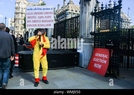 Westminster London, UK. 5th September 2019. Pro leave campaigners carry  placards outside Parliament calling after the government suffred a major defeat by opposition parties who voted against a no deal brexit Credit: amer ghazzal/Alamy Live News Stock Photo