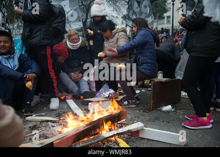 Buenos Aires, Argentina. 05th Sep, 2019. People protest against a camp on 9 de Julio Avenue, in front of the Ministry of Social Development, calling for a food emergency in Buenos Aires, Argentina, Thursday, September 5, 2019. Credit: Mario De Fina/FotoArena/Alamy Live News Stock Photo