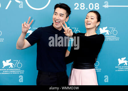 Mark Chao and Gong Li at the Photocall for 'Saturday Fiction/Lan xin da ju yuan' at the Venice Biennale 2019/76th Venice International Film Festival at the Palazzo del Casino. Venice, 04.09.2019 | usage worldwide