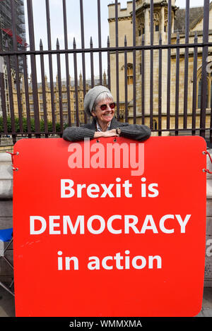 London, UK.  5 September 2019.  A Brexit supporter protests outside Parliament the day after Boris Johnson, Prime Minister, failed in obtaining support in the House of Commons for a snap general election. Credit: Stephen Chung / Alamy Live News