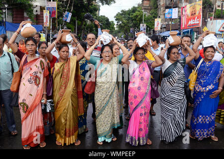 Kolkata, India. 05th Sep, 2019. Women teachers hold clay pot during a rally to protest against state government on the occasion of Teachers Day. (Photo by Saikat Paul/Pacific Press) Credit: Pacific Press Agency/Alamy Live News Stock Photo