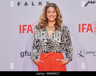 Berlin, Germany. 05th Sep, 2019. The singer Kimberose comes to the gala of the IFA opening. Credit: Annette Riedl/dpa/Alamy Live News Stock Photo