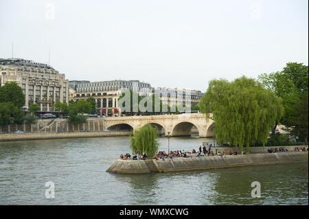 Paris, junge Leute an der Seine - Paris, Young People at the Banks of River Seine Stock Photo