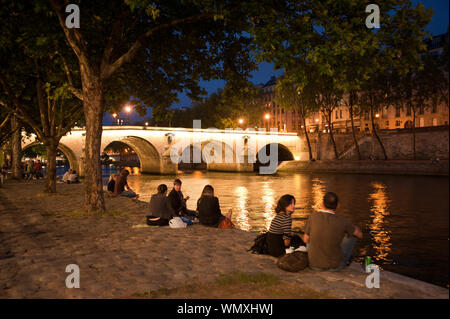 Paris, Abend an der Seine - Paris, Evening at the Banks of the River Seine Stock Photo