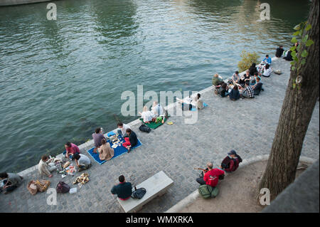 Paris, Picknick an der Seine - Paris, Picnic at the banks of the Seine Stock Photo