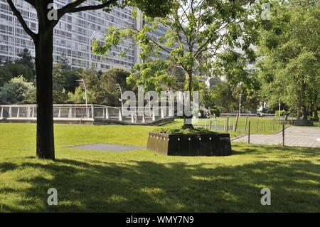 Der Jardin Atlantique ist eine öffentliche Grünfläche in Paris über den Gleisen des Bahnhofs Montparnasse im 15. Arrondissement. Sie umfasst eine Fläc Stock Photo