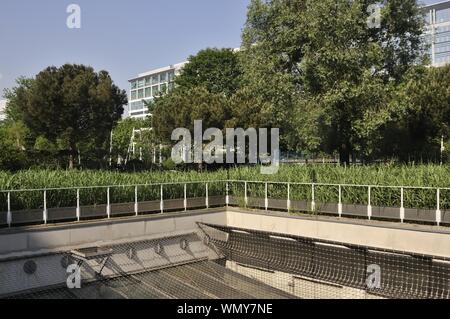 Der Jardin Atlantique ist eine öffentliche Grünfläche in Paris über den Gleisen des Bahnhofs Montparnasse im 15. Arrondissement. Sie umfasst eine Fläc Stock Photo