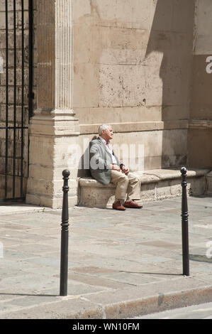 Paris, Marais, ein Mann rastet in der Sonne Stock Photo