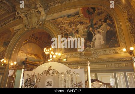 Le Train Bleu ist ein Restaurant mit originaler Fin-de-siècle-Ausstattung im Gare de Lyon in Paris Stock Photo