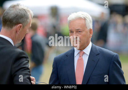 Nigel Evans MP (Con: Ribble Valley) talking to Sir Alan Duncan (Con: Rutland and Melton) on College Green, Westminster, before a historic Brexit vote Stock Photo