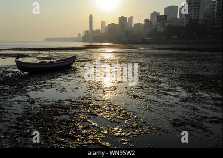 12.12.2011, Mumbai, Maharashtra, India, Asia - Sunset on Chowpatty Beach with the silhouette of the Malabar Hill city skyline in the backdrop. Stock Photo