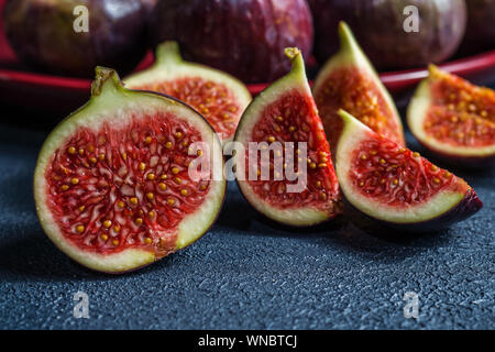 Kaydet İndirme Önizlemesi fresh figs close-up photo on dark background Stock Photo