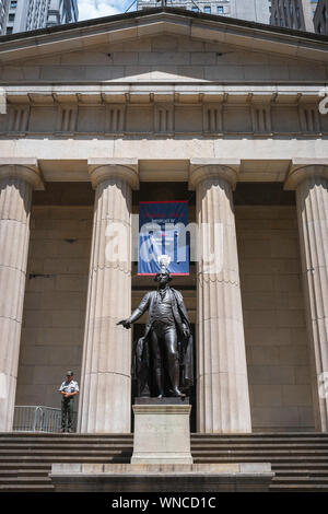 Federal Hall New York, view of the George Washington statue sited at the entrance to Federal Hall in Wall Street, Lower Manhattan, New York City, USA Stock Photo