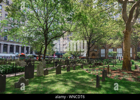 Trinity Church New York, view in summer of the churchyard of Trinity Church (1846), Lower Manhattan, Financial District, New York City, USA Stock Photo